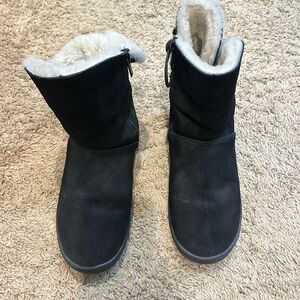 High ankle boots for winter. These were maybe worn 2 times and kept preserved!